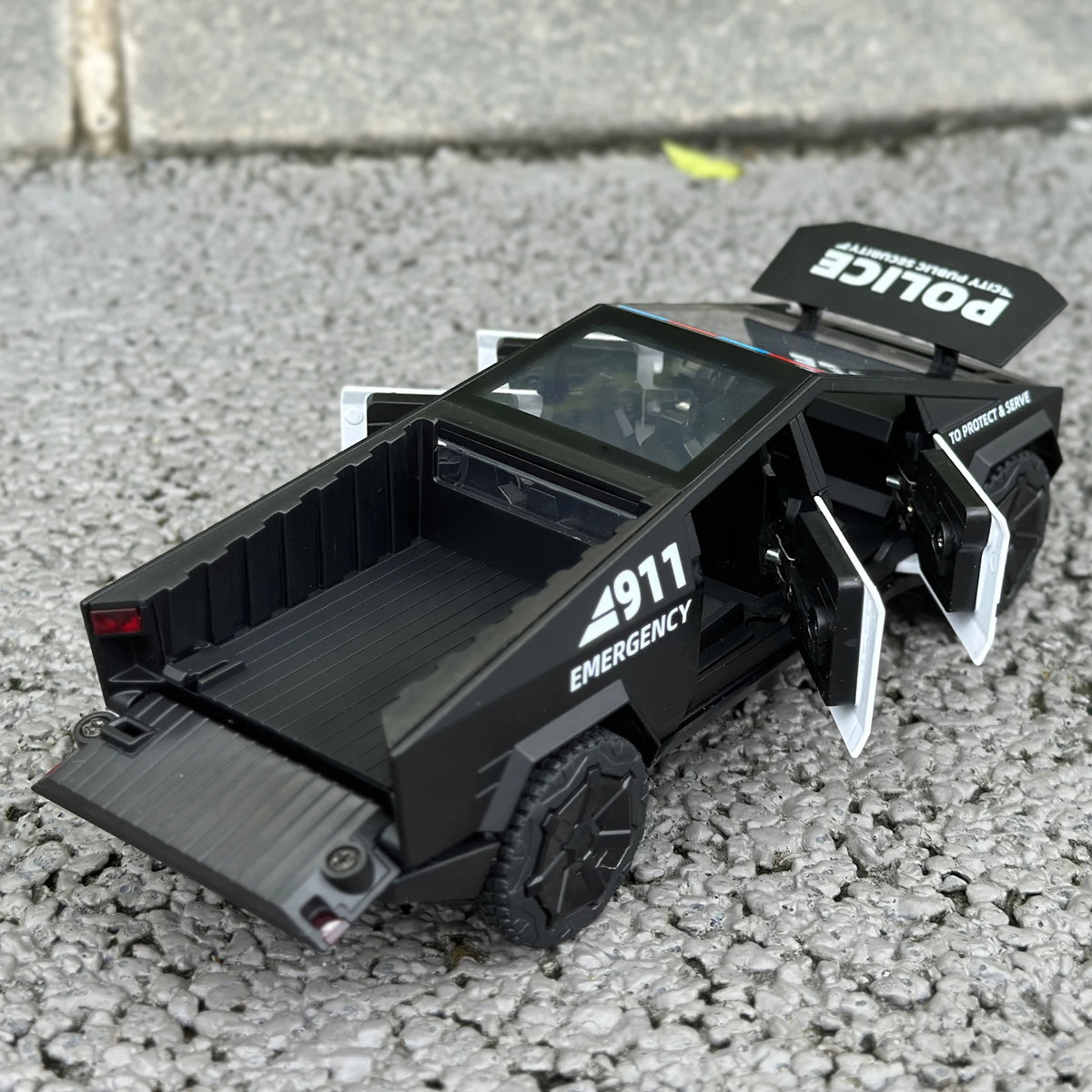 1/32 scale die-cast CYBERTRUCK police car model, realistic sound and light toy suitable for boys aged 3-8.