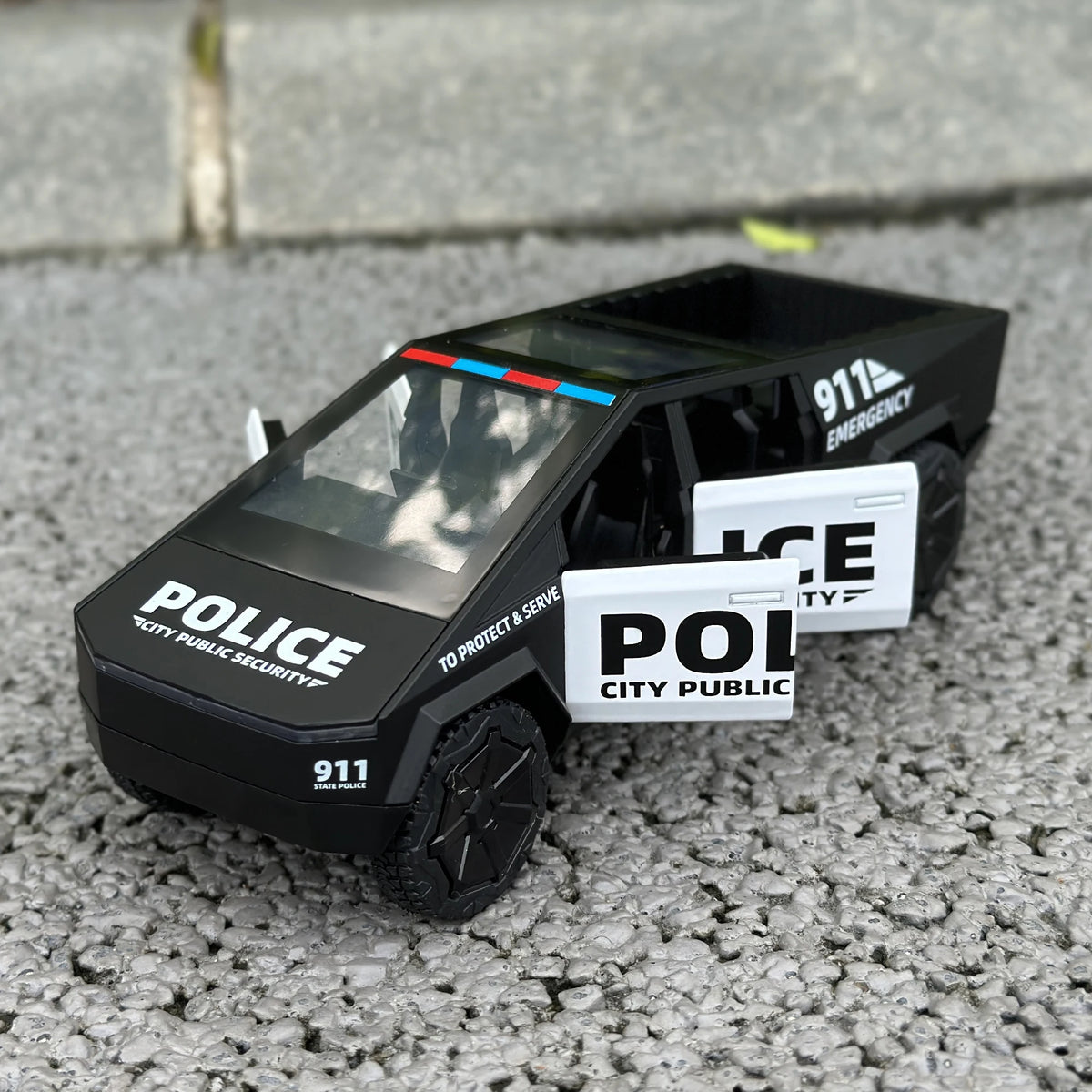 1/32 scale die-cast CYBERTRUCK police car model, realistic sound and light toy suitable for boys aged 3-8.